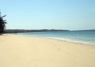 Cantiknya Bukan Kaleng-Kaleng! Pantai Lenang Sumba Tengah Punya Laut Biru Tosca