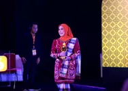 Viral!  Ditengah Kabut Asap, Penampilan Fashion Show Istri Gubernur Sumsel di Jakarta Tuai Perbincangan Warganet