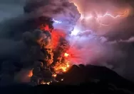 Letusan Gunung Ruang Picu Fenomena Alam Kilatan Petir Vulkanik