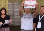 Bimbim Slank dan Keluarga Nyoblos di TPS 016