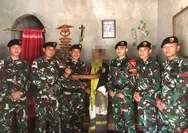 Satgas Pamtas RI-RDTL Terima Senjata Api Jenis Flintlock Dari Anak Mantan Pejuang Timor - Timur