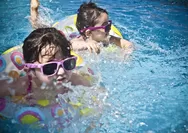 Tips Aman Berenang di Kolam Renang Bersama Anak: Menjaga Keselamatan dan Kesenangan di Air