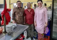 Gubernur Pramono Anung dan Istrinya Kulineran di Kedai Soto Haji Ali Zen Jalan Otto Iskandardinata Jakarta Timur