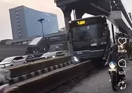 Bus TransJakarta Tabrak Pembatas Jalur di Sekitar Halte Cikoko Cawang Bikin Macet 