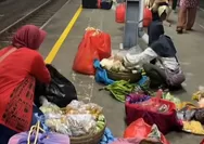 Serombmngan Perempuan Pedagang Berjuang  Sejak Malam dari Stasiun Maja Banten 