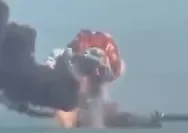 Kapal Perang Amerika Terbakar Lalu Tenggelam di Selat Hormuz Setelah Terkena Rudal Iran
