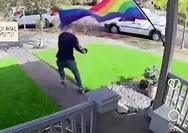 Lelaki Kurir Ini Beredaksi Jijik Setelah Tersenggol Bendera Pelangi LGBTQ