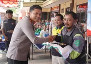 Hari Bhayangkara ke-80, Polres Tasikmalaya Kota Salurkan Bansos untuk Ojol dan Tukang Becak