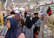 Jelang Tahun Ajaran Baru 2026-2027, Toko Alat Sekolah di Tasikmalaya Diserbu Pembeli dari Berbagai Daerah