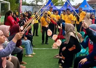 Polisi dan Warga Lupakan Sekat di Lomba 17-an