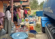 Tagana dan Donatur Salurkan 18.000 Liter Air Bersih ke Warga Desa Cibalanarik Kabupaten Tasikmalaya