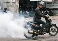 Awas Motor Ngebul! Cek Penyebab Asap Putih dari Knalpot dan Risiko Kerusakan Mesin yang Mengintai