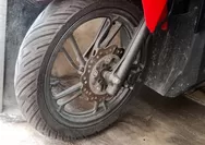 Ban Motor Mulai Oleng atau Muncul Retakan? Cek 5 Tanda Ini Sebelum Terlambat Ganti Baru