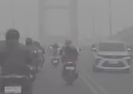 Kabut Asap Karhutla Selimuti Palembang, Pemerintah Tebar 1,5 Ton Dry Ice untuk Dongkrak Jarak Pandang