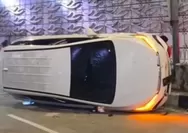 BYD M6 Terguling di Underpass Mampang Jakarta Selatan, Diduga Hantam Pembatas Jalan, Kondisi Pengemudi Belum Diketahui