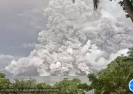 Gunung Ruang Lontarkan Abu Vulkanil Setinggi Lima Kilometer, Masyarakat Dilarang Mendekat dalam Radius 6 KM