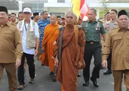 Simbol Toleransi, Bupati Jombang Sambut 57 Bhikkhu Lintas Negara Walk for Peace 2026