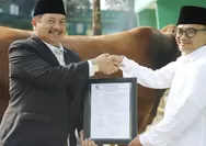 Bobot Hampir 1 Ton, Bupati Warsubi Serahkan Sapi Kurban Bantuan Presiden Prabowo ke Masjid Denanyar Jombang