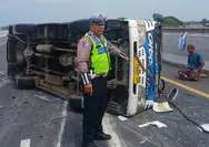 Angkut Rombongan Asal Sampang Menuju Blitar, Mobil Elf Terguling di Tol Jombang - Mojokerto