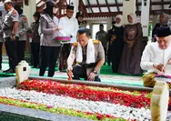 Jelang Hari Bhayangkara ke 80, Kapolri Ziarah ke Makam Gus Dur di Tebuireng Jombang