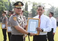 Kapolres Jombang Beri Penghargaan Personel Berprestasi, Tegaskan Komitmen Zero Miras Jelang Muktamar NU ke-35