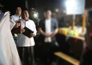 Jelang Muktamar ke 35 NU, Satpol PP Jombang Bagikan 500 Kerudung kepada Pedagang Angkringan   