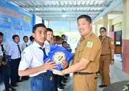 Kadisdik Sinjai Apresiasi Program OSIS Care di SMPN 1 Sinjai, 20 Siswa Terima Bantuan