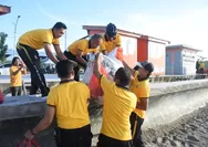 Pantai Merpati Dibersihkan Polisi, Polres Bulukumba Ajak Warga Jaga Lingkungan