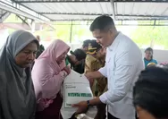 Uji Nurdin Salurkan  Bantuan Beras dan Minyak Goreng Untuk 31.654 Masyarakat Bantaeng