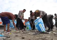 TNI-POLRI Bersama Instansi Terkait Gelar Aksi Bersih Pantai di Bulukumba