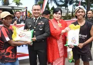 Berbagi Kebahagiaan di Hari Jadi Bhayangkara, Polres Bulukumba bagikan beras Gratis Ke Warga