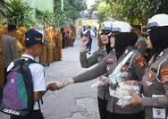 Sentuhan Humanis Hari Pertama Sekolah, Polres Bulukumba Bagikan Sarapan untuk Siswa