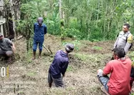 Tak Hanya ke Rumah Warga, Bhabinkamtibmas Sambangi Kebun Petani Sampaikan Pesan Kamtibmas
