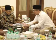 Silaturahmi ke Kyai Said Aqil Siradj, Ridwan Kamil Beri Buku hingga Didoakan