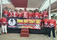 Puluhan Pesepeda dengan Jersey Warna-warni Padati Halaman Kantor Kecamatan Suranenggala