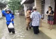 Antisipasi Dampak Banjir, Pemkab Cirebon Salurkan Bantuan Pada Warga
