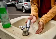 Hand Sanitizer dan Sabun Cuci Tangan, Mana yang Lebih Efektif?