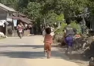 Bahagia dalam Kesederhanaan, Bocah Korban Banjir Aceh Langsung Sumringah Saat Dapat Madu dan Kurma