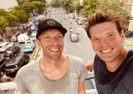 Chris Martin Coldplay Pamer Berjalan di Jakarta Tanpa Alas Kaki dan Naik JPO