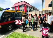 Jumat Berkah, Polresta Barelang Bagikan Nasi Kotak untuk Warga Sei Jodoh