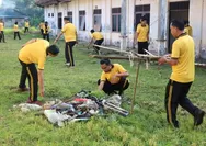 Wakapolresta Barelang Pimpin Langsung Gotong Royong Jaga Kebersihan Lingkungan Kerja