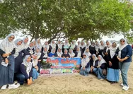 Penuh Tawa & Kebersamaan, PKK RW 14 PKJ Rayakan Milad ke-3 di Pantai Bahagia
