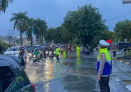 Aksi Hangat Polisi Lalu Lintas di Tengah Dinginnya Guyuran Hujan Pekanbaru