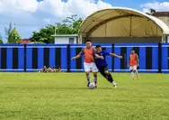 Merajut Kolaborasi Lewat Lapangan Hijau. Potret Laga Persahabatan Korpri Sibolga vs Padang Sidempuan