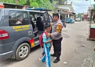 Program "Si Amru", Polsek Batu Ampar Antar Murid Pulang Sekolah dengan Penuh Kepedulian