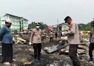​Polsek Kampar Kiri Salurkan Bansos dan Bersihkan Puing Kebakaran Ponpes Syekh Burhanuddin