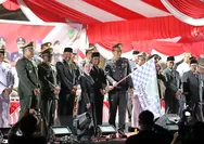 Lepas Pawai Obor HUT ke-81 RI, Wali Kota Batam Ajak Masyarakat Jaga Kondusivitas Daerah