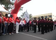 Dewi Ansar Lepas Ratusan Peserta Gerak Jalan Proklamasi Putri 8 Km di Tanjungpinang