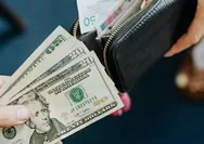 Rupiah Tembus Rp17.800! Haruskah Gen Z Panik atau Malah Saatnya Borong Dolar?