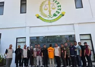 OJK SERAHKAN TERSANGKA DAN BARANG BUKTI KASUS PT BPR SAWA KEPADA KEJAKSAAN NEGERI SIDOARJO